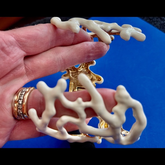 KJL Highly Collectible. Rare White Coral opening by hinges - Picture 2 of 13